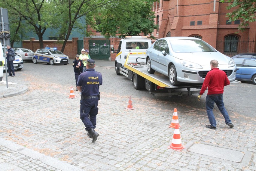 Wrocław: Wywożą auta na lawetach z darmowego parkingu... żeby zrobić płatny [ZDJĘCIA]