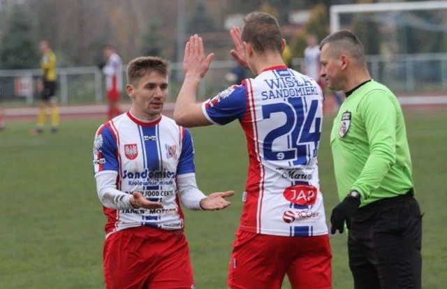 Na zdjęciu piłkarze Wisły Sandomierz w trakcie ostatniego ligowego spotkania z Siarką Tarnobrzeg.