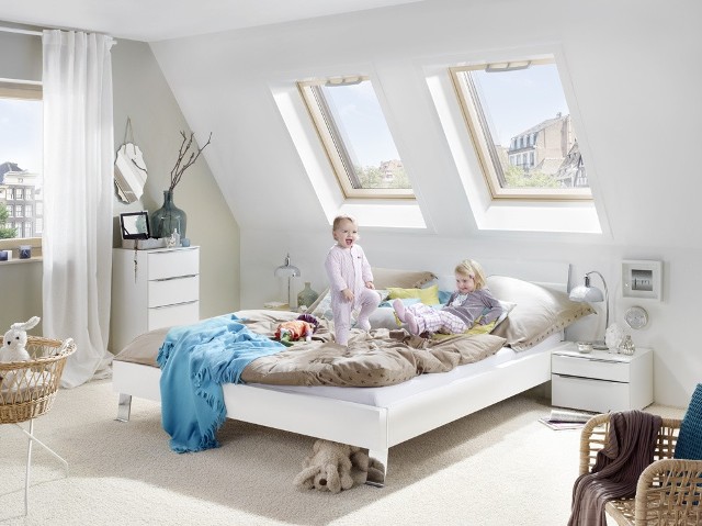 Okna dachowe w sypialniNowoczesny design, wysoka jakość, energooszczędność - to cechy okna RotoQ. Drewniane okno obrotowe nowej generacji przekonuje sprytnymi rozwiązaniami. Górna klamka jest idealnym rozwiązaniem do pokoju dziecięcego.