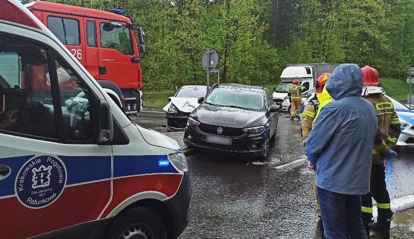 Wypadek dwóch osobówek na obwodnicy Olkusza