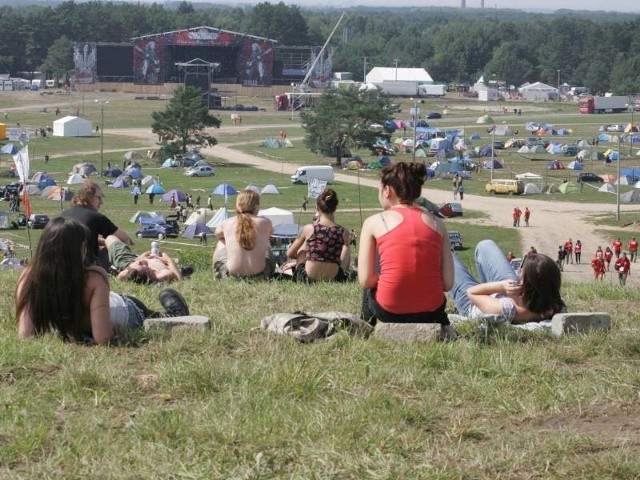 Woodstockowe pole zapełnia się namiotami. Warto wiedzieć, w którym miejscu można znaleźć bankomaty.