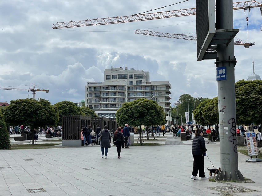 Weekend w Międzyzdrojach: Spokojnie nad morzem, na promenadzie tłumy [ZDJĘCIA]