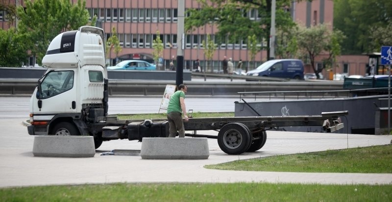 Wypadek na al. Bandurskiego. Z ciężarówki spadła naczepa [zdjęcia]