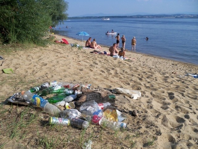 Tak wyglądały wczoraj brzegi Jeziora Nyskiego. Gdyby wszyscy plażowicze zabierali ze sobą śmieci, nie byłoby problemu. Co gorsza, jeśli woda się podniesie, wszystko trafi do jeziora...