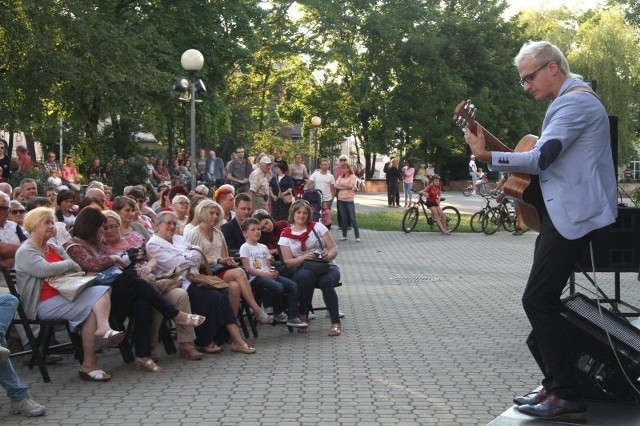 Piotr Restecki przed publicznością Letniej Sceny Kieleckiego Centrum Kultury.
