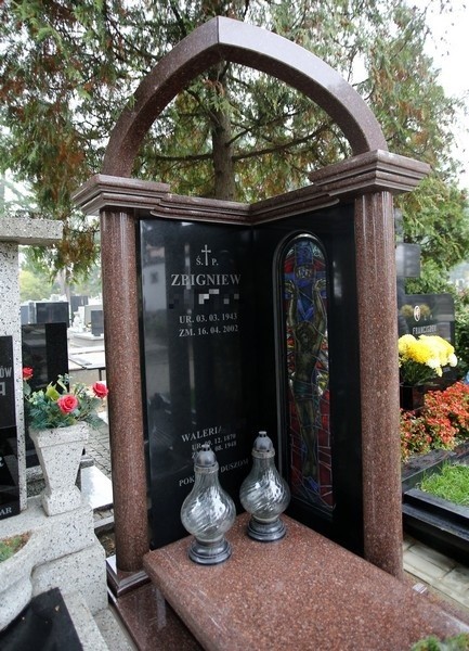 Pomnik z witrażem stanął na cmentarzu na Kurczakach. Gdy...