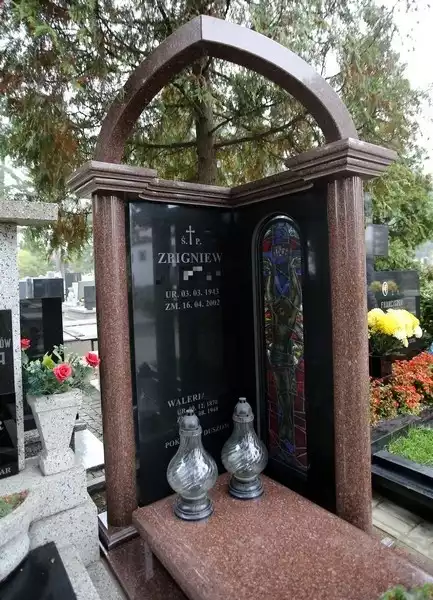 Pomnik z witrażem stanął na cmentarzu na Kurczakach. Gdy świeci słońce granit mieni się kolorami tęczy.