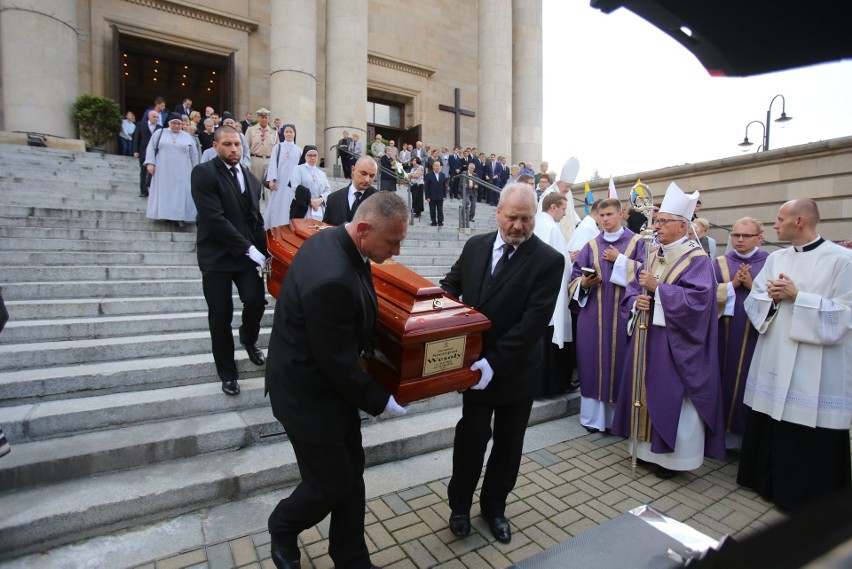 Pogrzeb arcybiskupa Szczepana Wesołego. Zmarły,, zgodnie ze...