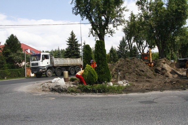 Rondo przy ul. Okólnej budowano od wakacji.