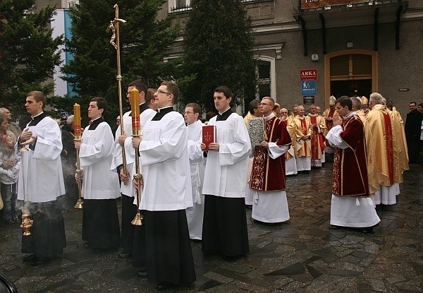 Dziesięć lat temu ks. Andrzej Jeż przyjął sakrę biskupią. To była wielka radość dla sądeczan [ZDJĘCIA]