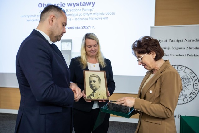 Dzięki działaniu archiwum Arolsen Archives możliwe jest skuteczne poszukiwanie żyjących krewnych więźniów nazistowskich obozów koncentracyjnych. W Bydgoszczy pamiątki po więźniu obozu Neuengamme Tadeuszu Markowskim przekazano córce jego bratanicy. W ciągu 5 ostatnich lat dzięki archiwum udało się dostarczyć bliskim innych ofiar hitleryzmu około 550 pamiątek - dokumentów, portfeli, zdjęć, biżuterii. W tym około 150 trafiło do Polski.