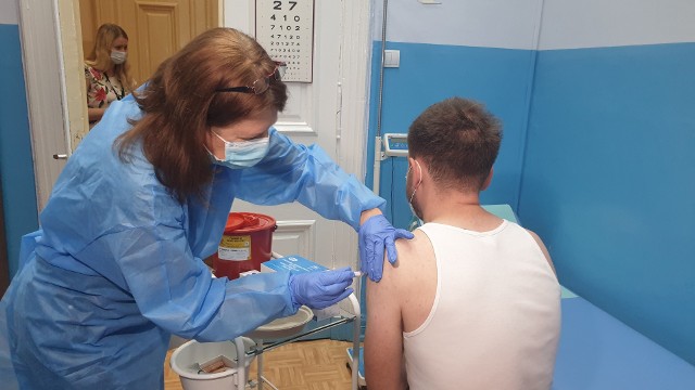 Bezpłatne szczepienia nauczycieli przeciw grypie w IV LO w Łodzi