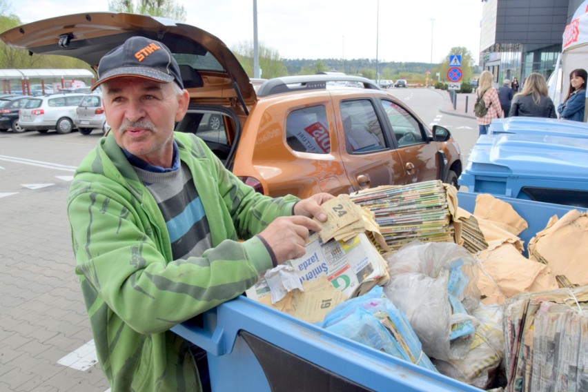 Akcja "Drzewko za surowce wtórne w Starachowicach". Przynosili śmieci, dostawali sadzonki. Do rozdania było 1000 drzewek. Zobacz zdjęcia