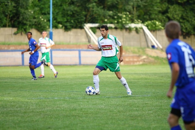 Marcin Rogowski (przy piłce) zdobył dwa gole dla Victorii Chróścice w sparingu z Orłem Źlinice.