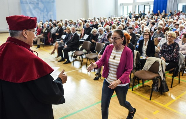 W piątek, 5 października, seniorzy wzięli udział w uroczystej 12. inauguracji roku akademickiego 2018/2019. Słuchacze Uniwersytetu Trzeciego Wieku Wyższej Szkoły Gospodarki rozpoczęli kolejny rok akademicki. W inauguracji wzięło udział około trzystu osób. Nowi słuchacze otrzymali indeksy, które uroczyście wręczył im dziekan RSUTW WSG profesor Wyższej Szkoły Gospodarki dr inż. Cezary Kościelak. Po złożeniu ślubowania oraz odśpiewaniu studenckiego hymnu „Gaudeamus Igitur” uczestnicy uroczystości wysłuchali części artystycznej - występu muzycznego w  wykonaniu duetu gitarowego Prus&Tomczuk.