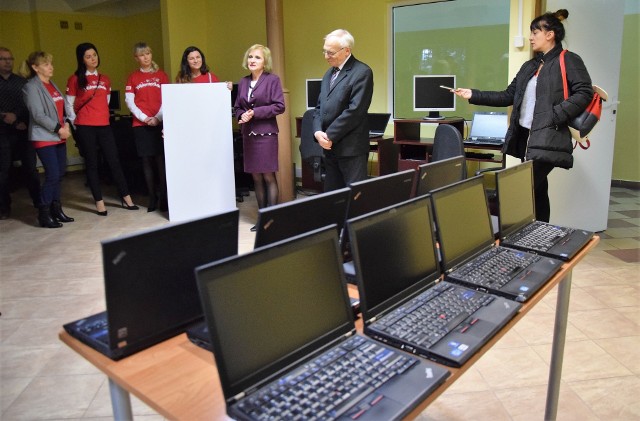 Dzięki fundacji Santander Bank Polska Centrum Kształcenia Praktycznego w Inowrocławiu wzbogaciło się o 25 laptopów. Jak nas poinformowano, sprzęt wykorzystywany będzie przez uczniów klas o specjalności technik teleinformatyki, technik mechatronik i operator obrabiarek CNC. CKP wyposażone zostało też w dwa samochody fiat i renault, które wykorzystane zostaną w stacji diagnostycznej do szkolenia uczniów, którzy kształcą się na mechaników samochodowych. Pojazdu ufundowało Stowarzyszenie Absolwentów Zespołu Szkół Mechanicznych i Elektrycznych w Inowrocławiu. Warsztaty, obecnie CKP, były kiedyś częścią tej szkoły.