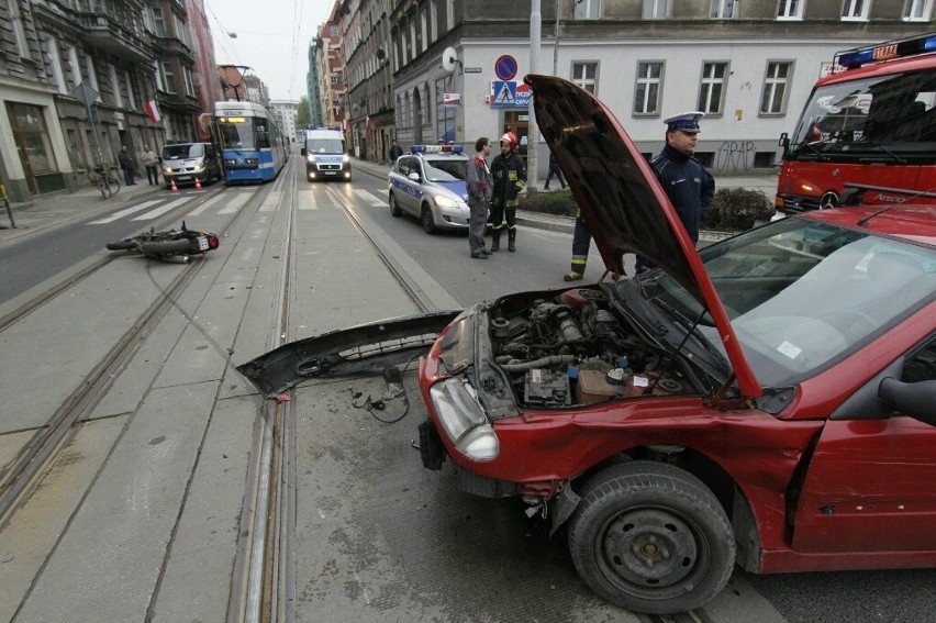 Wrocław: Samochód wjechał w motocyklistę. 22-latek w szpitalu (ZDJĘCIA)