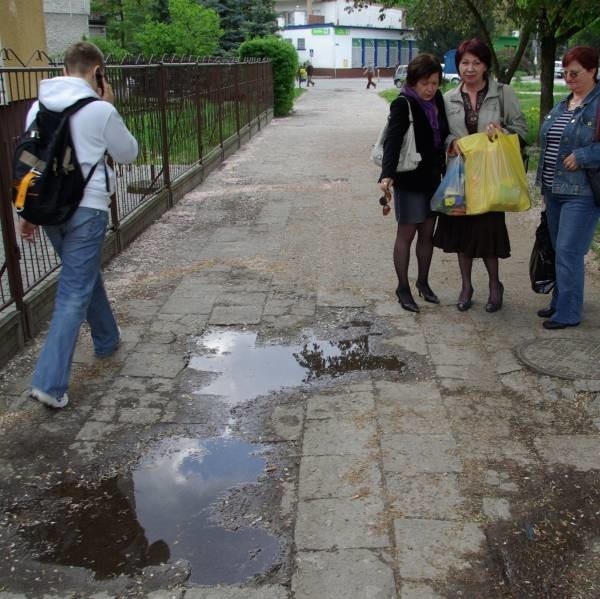 - Tym chodnikiem nie da się przejść, a tyle ludzi codziennie z niego korzysta! - mówi oburzona Anna Łysiak (pierwsza z lewej).