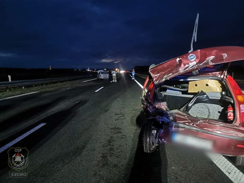 Radule. Wypadek na S8. Zderzenie dwóch osobówek. Kierowca jednego z aut oddalił się. Utrudnienia w ruchu [ZDJĘCIA]