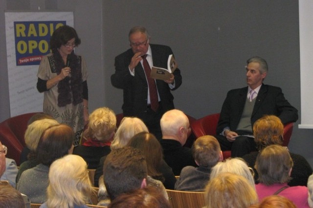 Na zdjęciu od lewej prof. Barbara Kubis, prof. Adam Suchoński i dr Aleksander Woźny.