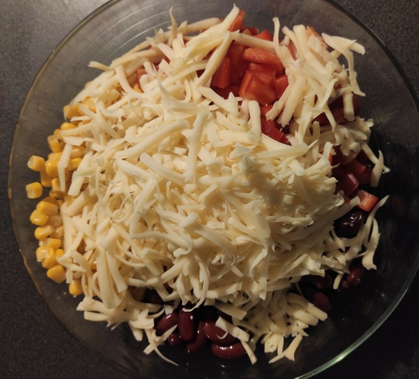 Do przestudzonego ryżu dodaj warzywa i starty ser.