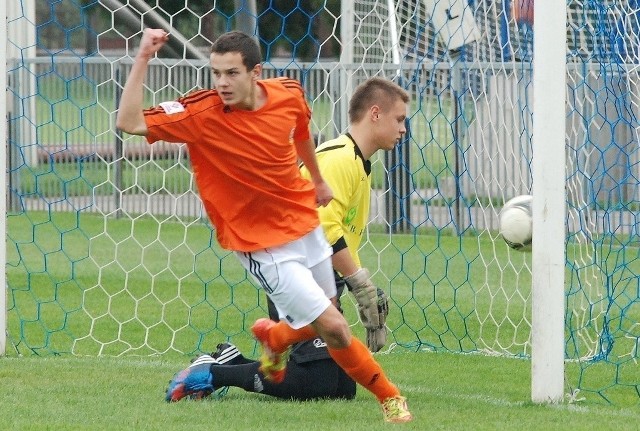 Piotr Jedlikowski zdobył trzy bramki dla KSZO Junior Ostrowiec Świętokrzyski w meczu ze Spartą Dwikozy. 