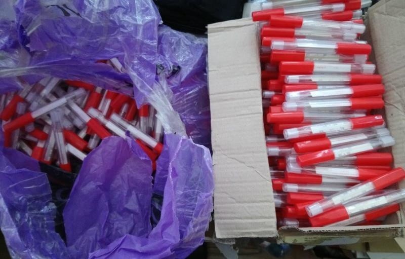 Przeszukania przemyskich noclegowni. 1,5 tys. paczek papierosów, ponad 30 litrów alkoholu i inne znaleziska w Przemyślu