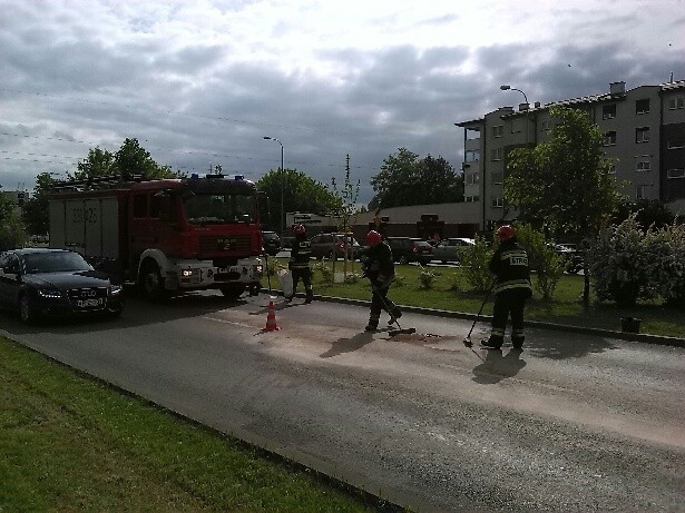 Miejsce piątkowej kolizji przy ulicy Mieszka I w Radomiu sprzątali strażacy.