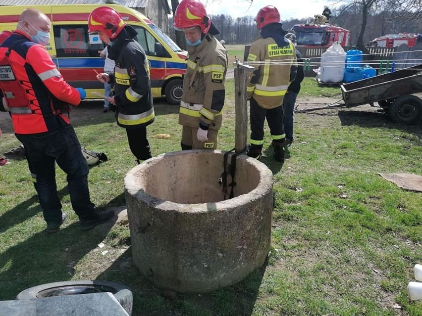 Dramatyczny wypadek w gminie Jeżów - dziecko wpadło do 10-metrowej studni! ZDJĘCIA