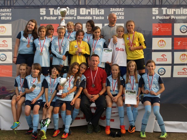 Drużyna piłkarek Wiktoria Gielniów (dolny rząd) zdobyła srebrny medal na V Wojewódzkim Turnieju Orlika. Zaś drużyna z Potworowa (górny rząd) zdobyła I miejsce.