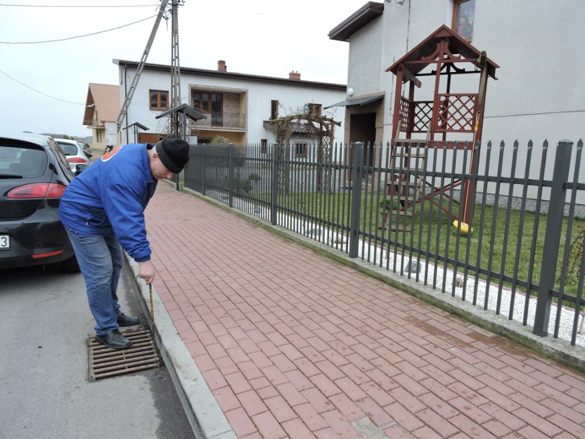 Troszyn. Chodnik przy ul. Kmicica. Niedawno ukończony i już wiadomo, że źle odwodniony