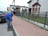 Troszyn. Chodnik przy ul. Kmicica. Niedawno ukończony i już wiadomo, że źle odwodniony