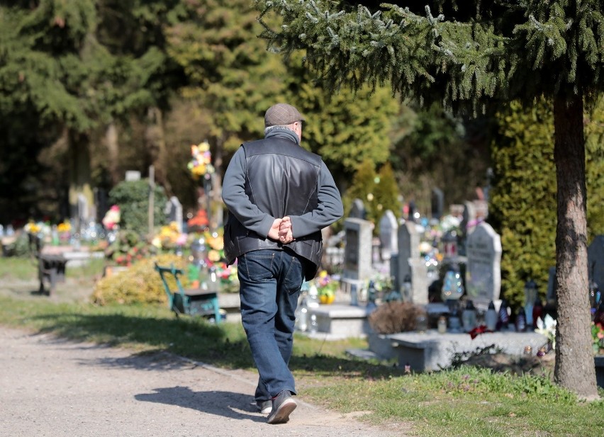 Cmentarze w Szczecinie w dobie epidemii koronawirusa. Czy są zamknięte? Czy można iść na groby bliskich? 