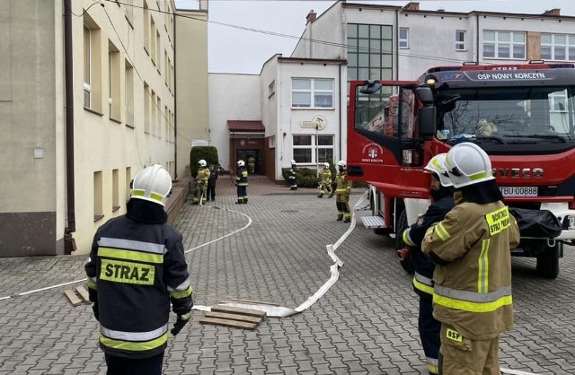 Ćwiczenia strażackie przy Zespole Szkolno-Przedszkolnym w Nowym Korczynie