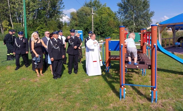 Po mszy świętej uroczyście otwarty i poświęcony został w Drożejowicach plac zabaw