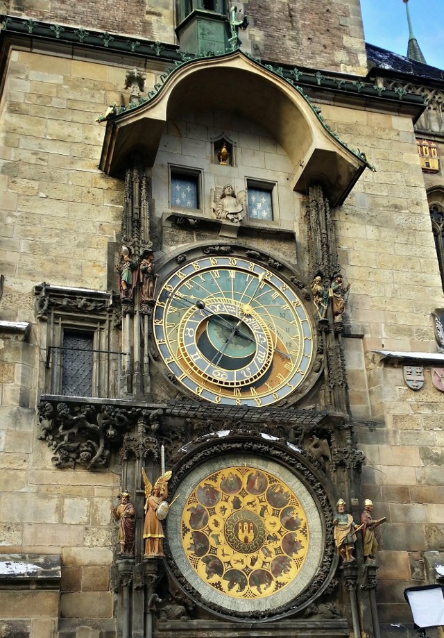 Orloj (Praga, Czechy)Jeden z najstarszych zegarów, pochodzi z początku XV wieku. Ponoć mistrz Hanus, który przebudował go w 1490 roku, został pozbawiony wzroku, aby nie mógł stworzyć drugiego, podobnego zegara. Co godzinę na froncie zegara odbywa się spektakl z ruchomymi rzeźbami. Widowie mogą oglądać m.in. postaci Śmierci, 12 apostołów, Skąpca czy Próżności.