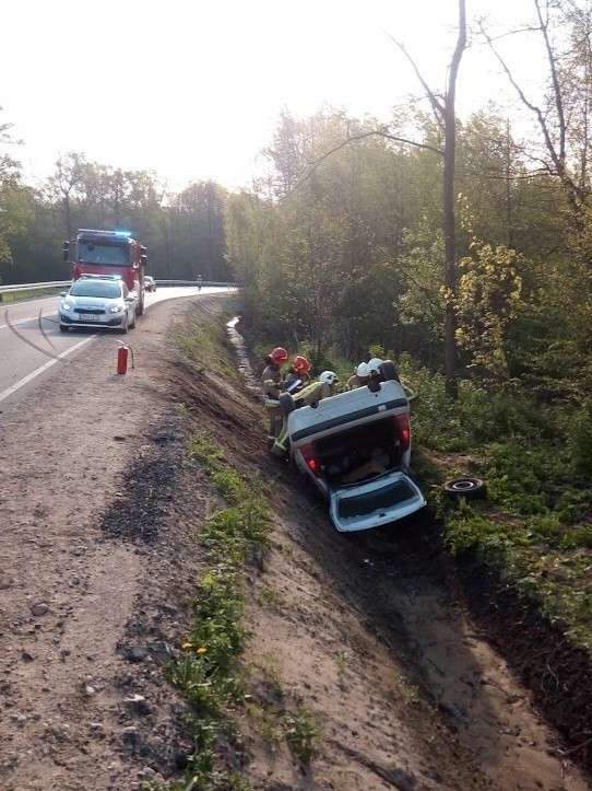  Rudka. Wypadek osobówki. Citroen dachował w rowie