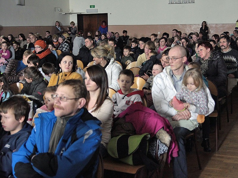 Grudziądz: PCK odarowało 180 dzieci paczkami na uroczystaści w auli ZSTechnicznych