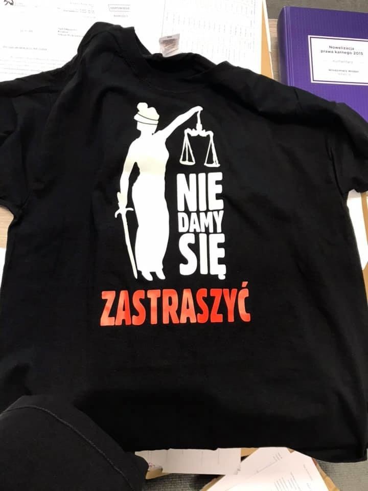 Protest ws. głodowych płac i bombki w krakowskim sądzie 