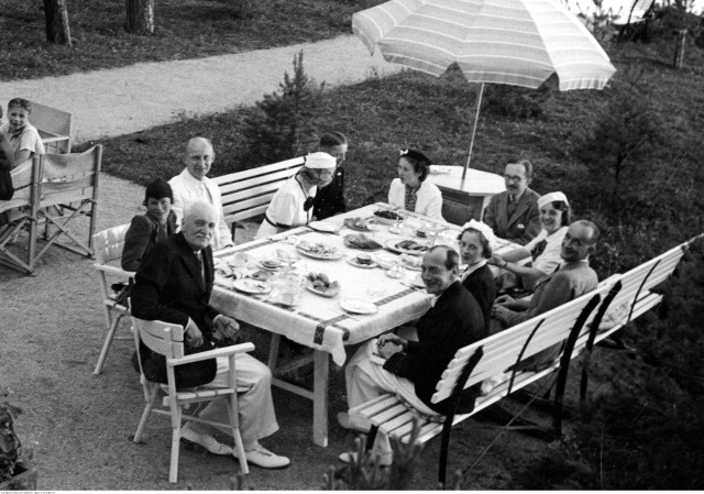 Śniadanie u prezydenta RP Ignacego Mościckiego w Juracie. Przy stole m.in. żona Maria oraz minister spraw zagranicznych Józef Beck