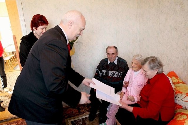 Pani Zinaida Godlewska życzenia urodzinowe otrzymała z rąk burmistrza Dąbrowy.