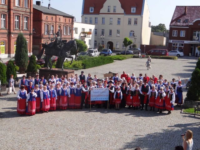 Tym razem na scenie gniewkowskiego Rynku wystąpili: zespół ludowy Nasze Kujawy, Gniewkowianie, Kłopocianki, Radojewiczanie, Wierzchosławiczanie, Pakościanie oraz Młodzieżowa Kapela Ludowa Kujawy. Nie było wyróżnień i nagród. Organizatorzy zdecydowali, że impreza będzie przeglądem dorobku zespołów folklorystycznych, a nie - jak przed laty - konkursem.Statuetki i dyplomy wręczyły wicestarosta Mirosława Kucol i wiceburmistrz Gniewkowa Beata Kowalska.Imprezie towarzyszył jarmark.