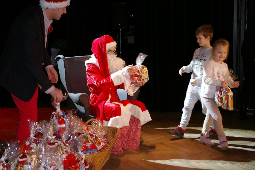 Ponad 600 małych gorliczan spotkało się z Mikołajem i jego świtą. Sala centrum kultury tętniła radością [ZDJĘCIA]
