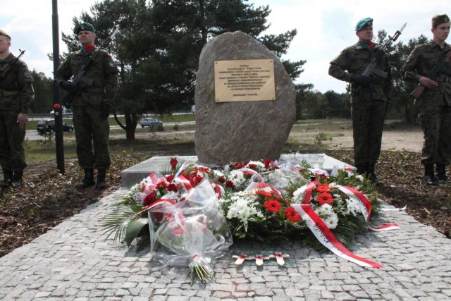 Kamień z tablicą pamiątkową ofiar obozu na glinkach stanął tuż obok miejsca, gdzie w 2016 roku zostały odkryte trzy masowe groby