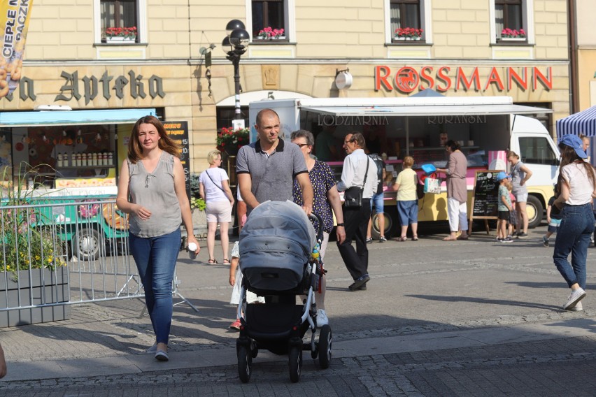 Zobacz kolejne zdjęcia. Przesuwaj zdjęcia w prawo - naciśnij...