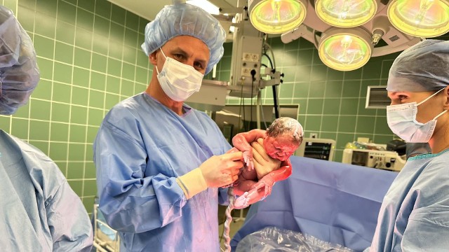 Lekarz medycyny Adrian Hara z pierwszym dzieckiem urodzonym w 2024 roku w tarnobrzeskim szpitalu