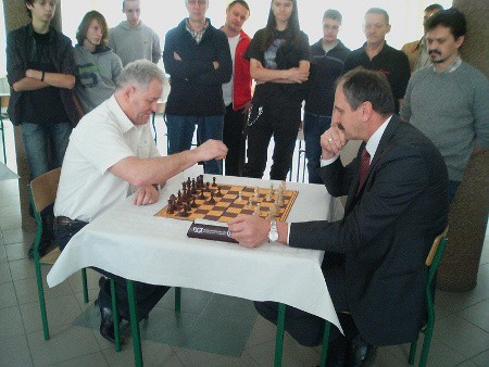 Pokazową partię rozegrali starosta Bogdan Pągowski i dyrektor ZS nr 1 Marian Popławski