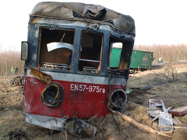 Pod Bialogardem zderzyl sie tir z pociągiem. W wypadku zginąl kierowca tira. Poszkodowanych zostalo co najmniej ponad 30 osób.