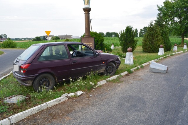 Policjanci z posterunku w Topólce, podczas patrolu zauważyli osobowego forda, zaparkowanego na skrzyżowaniu dróg. Uszkodzone auto stało obok figurki, przy której było zniszczone ogrodzenie. Mundurowi ustalili, że kierującym był 50-letni mieszkaniec powiatu konińskiego. Był kompletnie pijany. Wydmuchał prawie 3 promile. Został zatrzymany, a przed osadzeniem w areszcie pobrano mu krew do analizy.