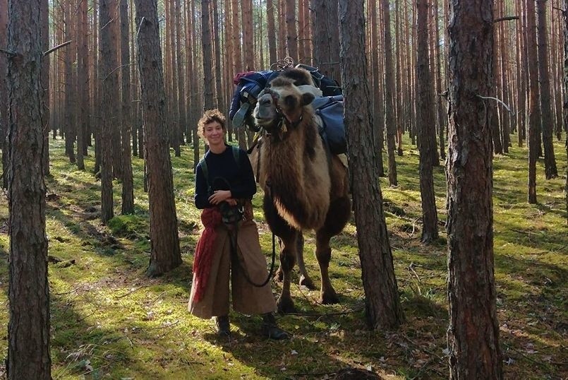 Francuzka idzie z wielbłądem przez Europę. W naszym...